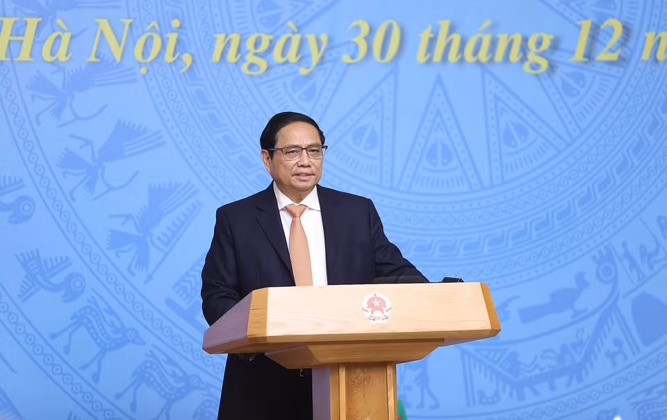 Thủ tướng Phạm Minh Chính động viên, chúc mừng các nhân chứng lịch sử Công an Nhân dân. (Ảnh: Dương Giang/TTXVN)