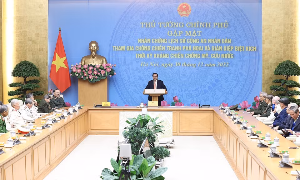 Thủ tướng Phạm Minh Chính động viên, chúc mừng các nhân chứng lịch sử Công an Nhân dân. (Ảnh: Dương Giang/TTXVN)