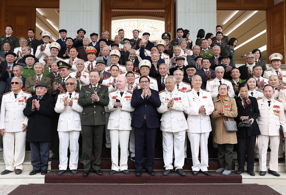 Thủ tướng Phạm Minh Chính với các nhân chứng lịch sử Công an nhân dân. (Ảnh: Dương Giang/TTXVN)