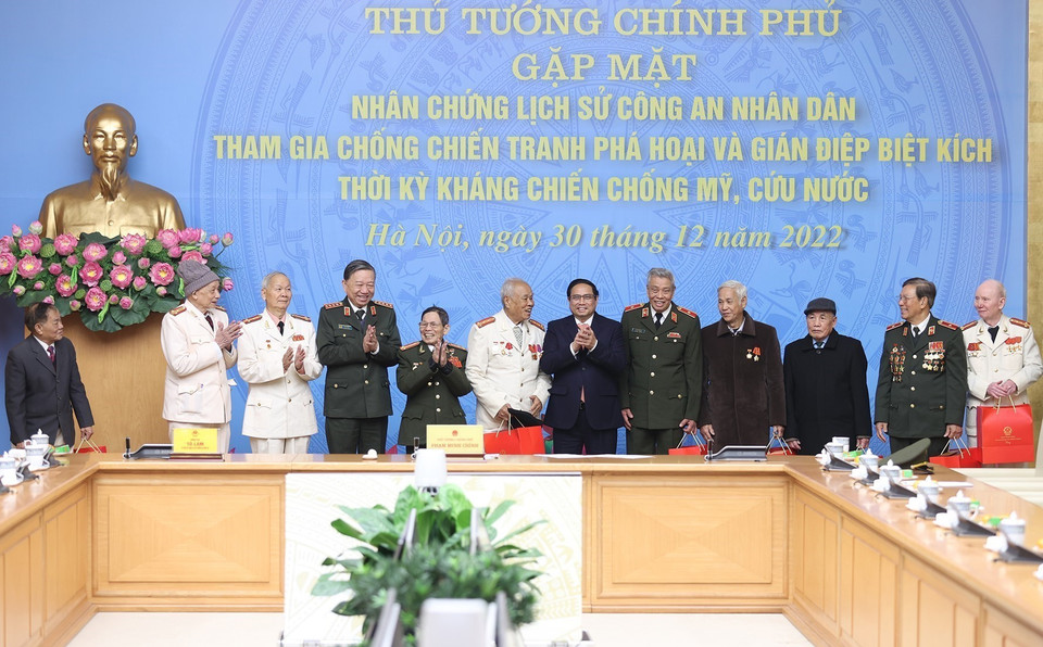 Thủ tướng Phạm Minh Chính và Đại tướng Tô Lâm, Bộ trưởng Bộ Công an tặng quà cho các nhân chứng lịch sử Công an Nhân dân. (Ảnh: Dương Giang/TTXVN)