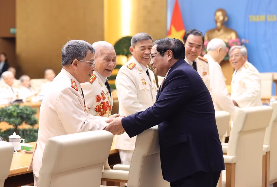 Thủ tướng Phạm Minh Chính với các nhân chứng lịch sử Công an Nhân dân. (Ảnh: Dương Giang/TTXVN)