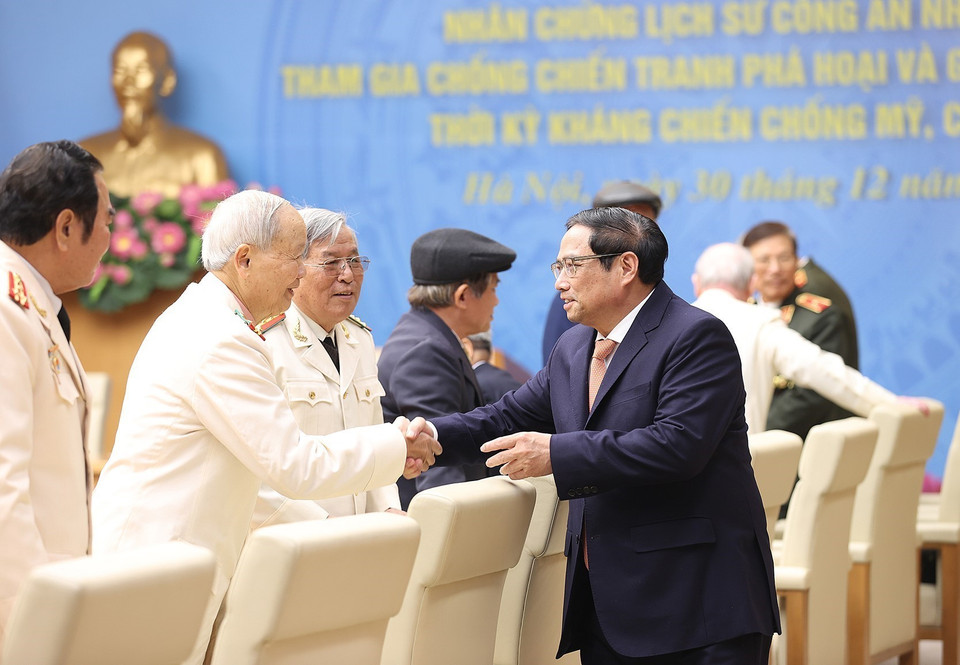 Thủ tướng Phạm Minh Chính với các nhân chứng lịch sử Công an Nhân dân. (Ảnh: Dương Giang/TTXVN)
