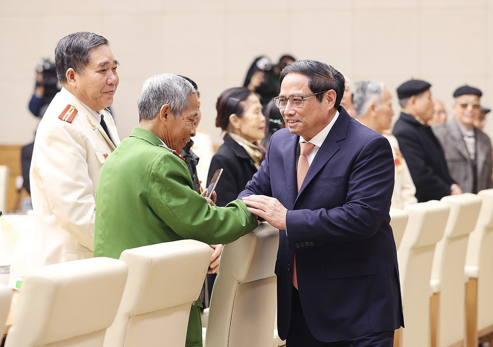 Thủ tướng Phạm Minh Chính với các nhân chứng lịch sử Công an Nhân dân. (Ảnh: Dương Giang/TTXVN)