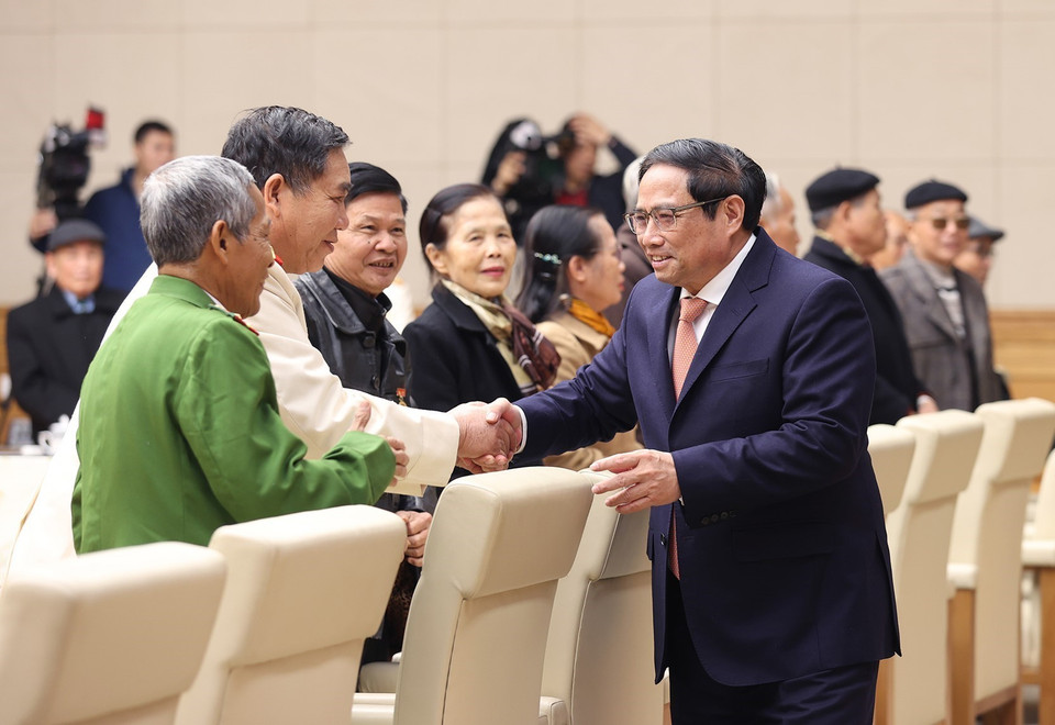 Thủ tướng Phạm Minh Chính với các nhân chứng lịch sử Công an Nhân dân. (Ảnh: Dương Giang/TTXVN)