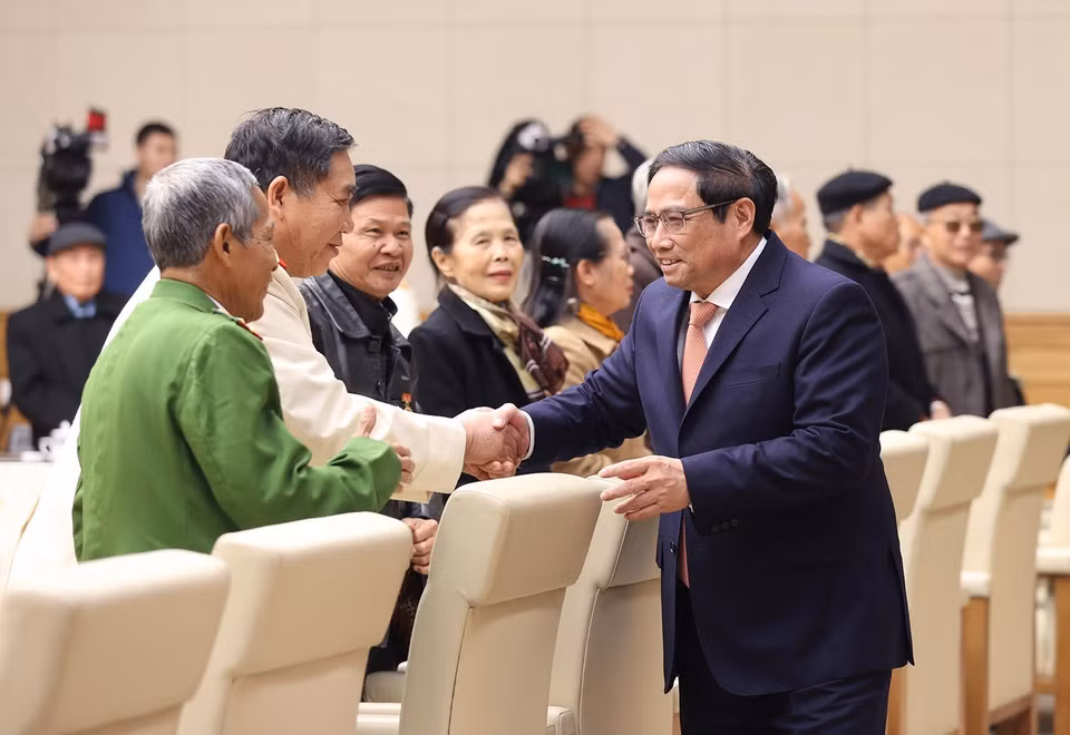 Thủ tướng Phạm Minh Chính với các nhân chứng lịch sử Công an Nhân dân. (Ảnh: Dương Giang/TTXVN)
