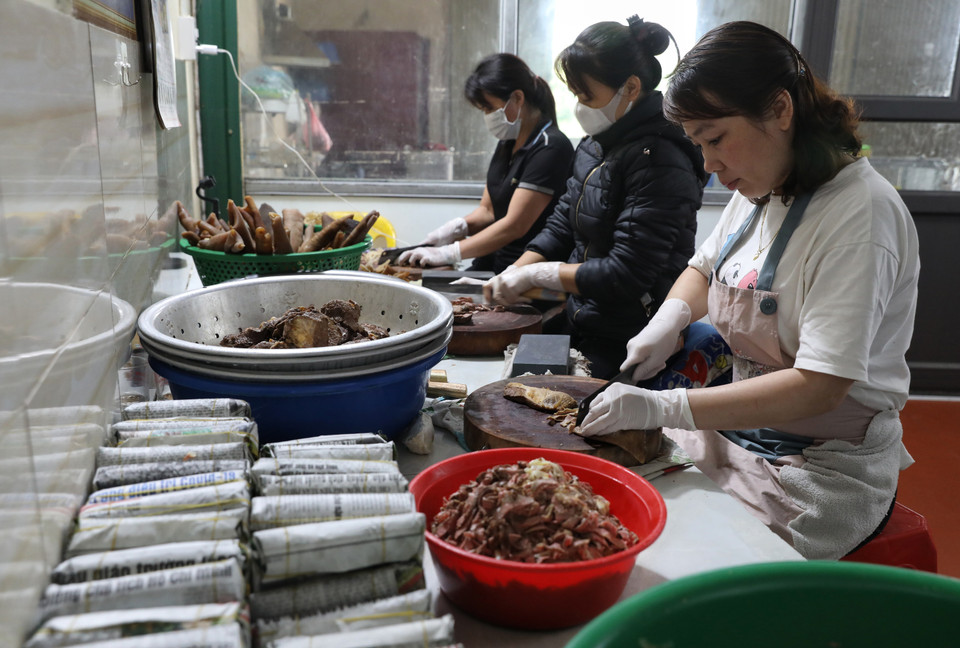 Dịp Tết Nguyên đán 2023, các cơ sở sản xuất nem ngựa tăng cường sản xuất xuất để đáp ứng nhu cầu tăng cao của thực khách từ khắp mọi miền. (Ảnh: Danh Lam/TTXVN)