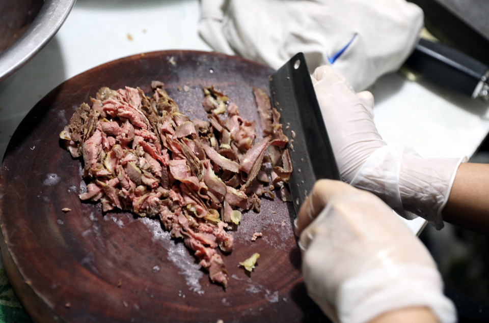 Thịt và bì ngựa được luộc chín và thái mỏng. (Ảnh: Danh Lam/TTXVN)