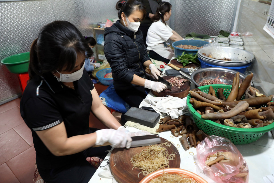 Sản xuất nem ngựa Lục Ngạn. (Ảnh: Danh Lam/TTXVN)