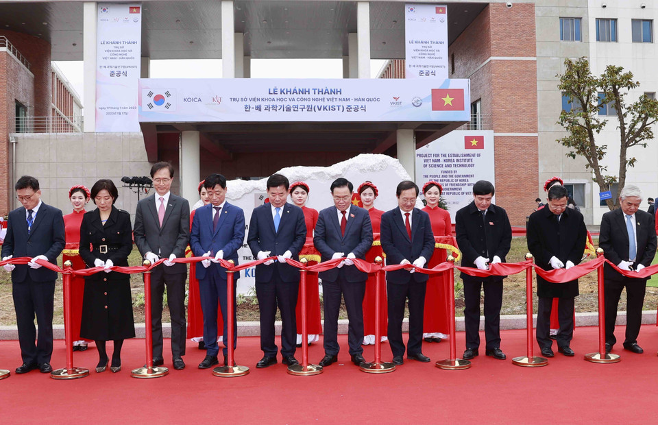 Chủ tịch Quốc hội Vương Đình Huệ và Chủ tịch Quốc hội Hàn Quốc Kim Jin-pyo với đại biểu cắt băng khánh thành trụ sở Viện Khoa học và Công nghệ Việt Nam-Hàn Quốc . (Ảnh: Doãn Tấn/TTXVN)