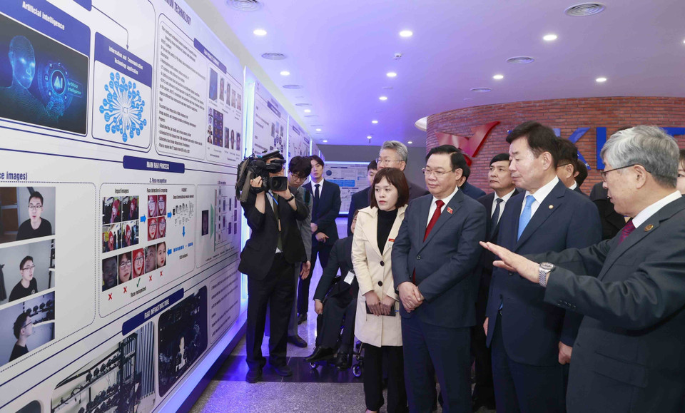 Hình ảnh Chủ tịch Quốc hội Vương Đình Huệ và Chủ tịch Quốc hội Hàn Quốc Kim Jin-pyo tham quan Viện Khoa học và Công nghệ Việt Nam-Hàn Quốc (VKIST). (Ảnh: Doãn Tấn/TTXVN)