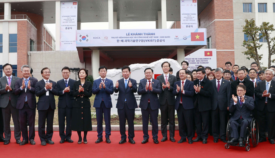 Sáng 17/1, Chủ tịch Quốc hội Vương Đình Huệ và Chủ tịch Quốc hội Hàn Quốc Kim Jin-pyo tham dự Lễ khánh thành trụ sở Viện Khoa học và Công nghệ Việt Nam-Hàn Quốc (VKIST) tại Khu Công nghệ Cao Hòa Lạc, Thạch Thất, Hà Nội. (Ảnh: Doãn Tấn/TTXVN)