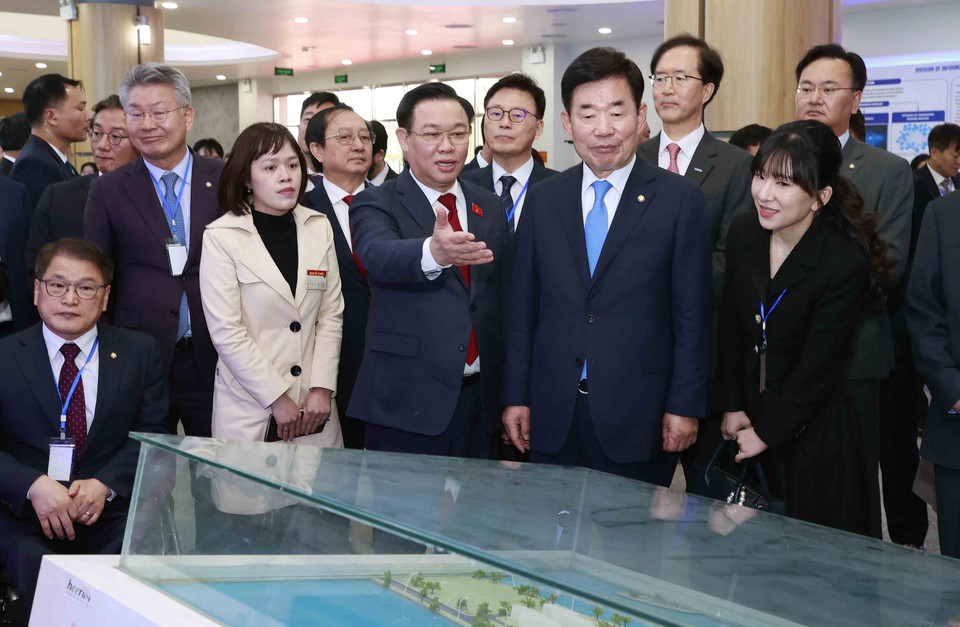 Chủ tịch Quốc hội Vương Đình Huệ và Chủ tịch Quốc hội Hàn Quốc Kim Jin-pyo tham quan Viện Khoa học và Công nghệ Việt Nam-Hàn Quốc (VKIST). (Ảnh: Doãn Tấn/TTXVN)