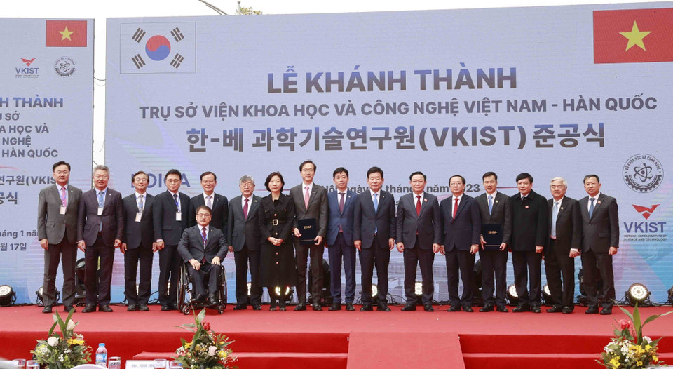 Chủ tịch Quốc hội Vương Đình Huệ và Chủ tịch Quốc hội Hàn Quốc Kim Jin-pyo với đại biểu. (Ảnh: Doãn Tấn/TTXVN)