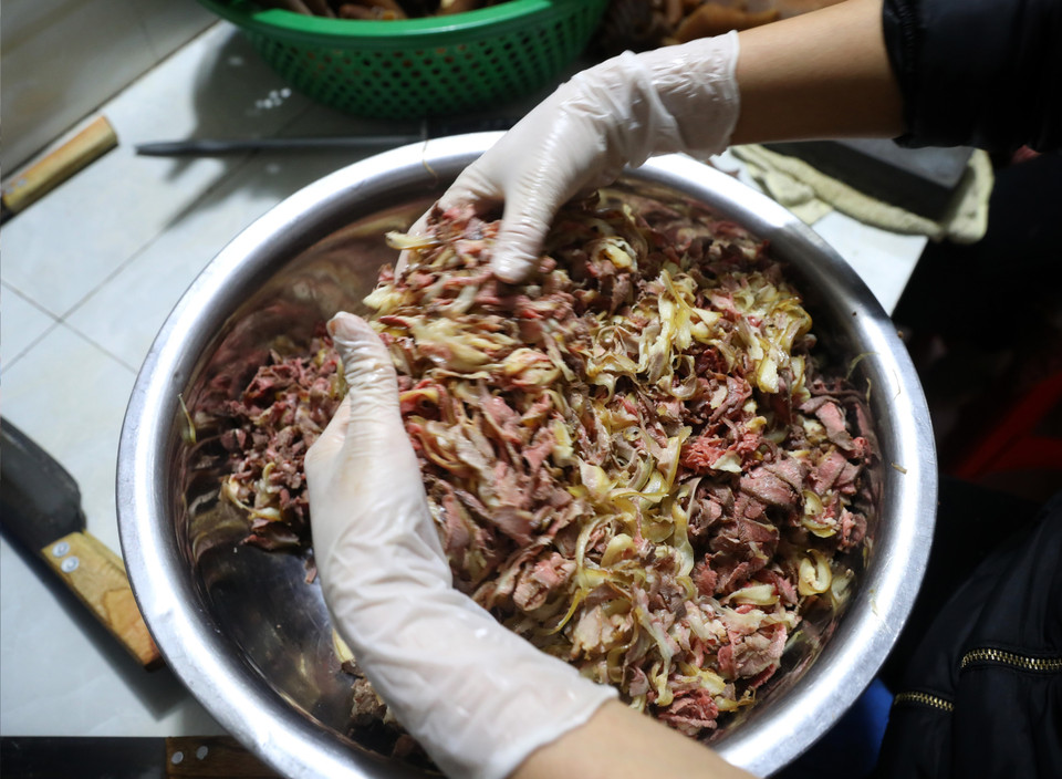 Thịt và bì ngựa sau khi được thái mỏng được trộn đều với tỏi, tiêu, riềng vàng... (Ảnh: Danh Lam/TTXVN)