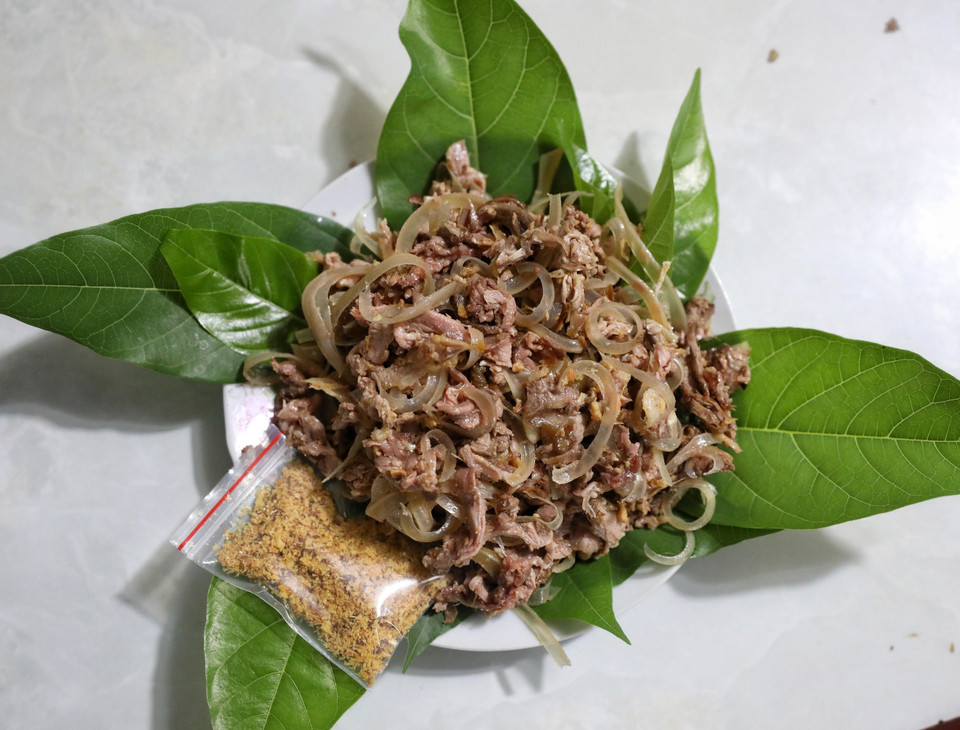 Nem ngựa thường được ăn chung với lá ổi, lá sung, đinh lăng, lá mơ, lộc vừng. (Ảnh: Danh Lam/TTXVN)