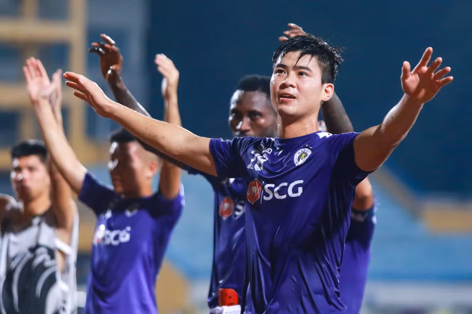 Đỗ Duy Mạnh, sinh năm 1996, là mắt xích quan trọng ở cả câu lạc bộ lẫn tuyển Việt Nam. Duy Mạnh được HLV Park Hang-seo tin tưởng tuyệt đối nơi hàng phòng ngự tuyển quốc gia. Trong khi đó, cầu thủ này là trung vệ số 1 ở Hà Nội FC và gần như mặc định được thi đấu chính mỗi khi thể trạng sung mãn. 