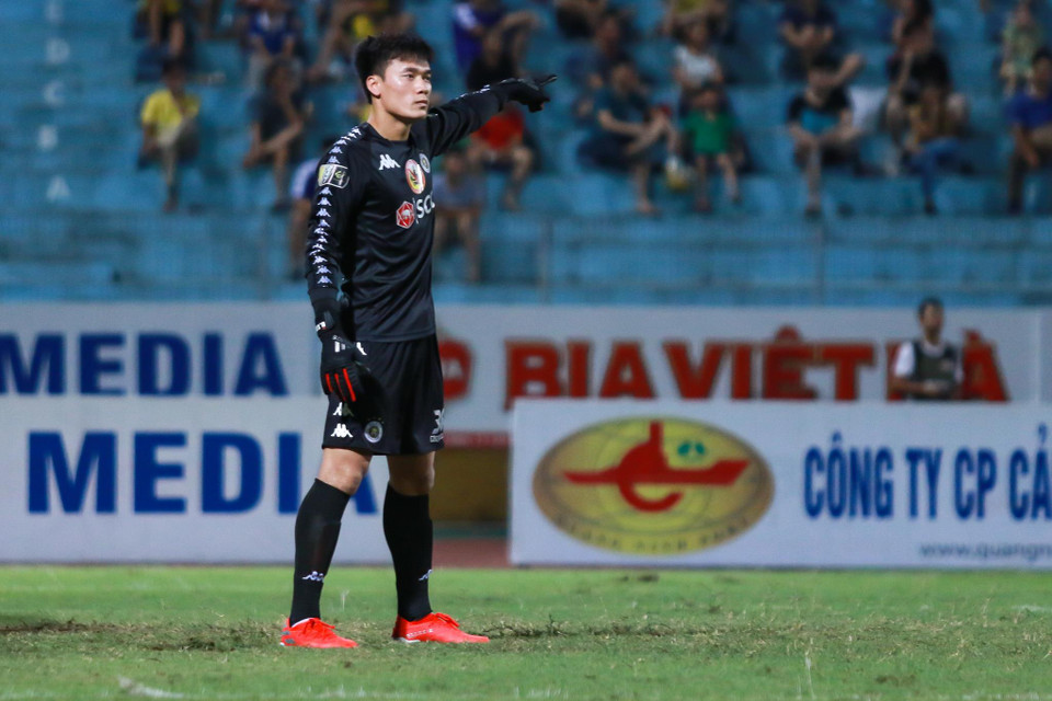 Ở Hà Nội FC, thủ thành Bùi Tiến Dũng phải dự bị cho Văn Công. Trận tới với Hoàng Anh Gia Lai, cầu thủ này nhiều khả năng tiếp tục không bắt chính. 