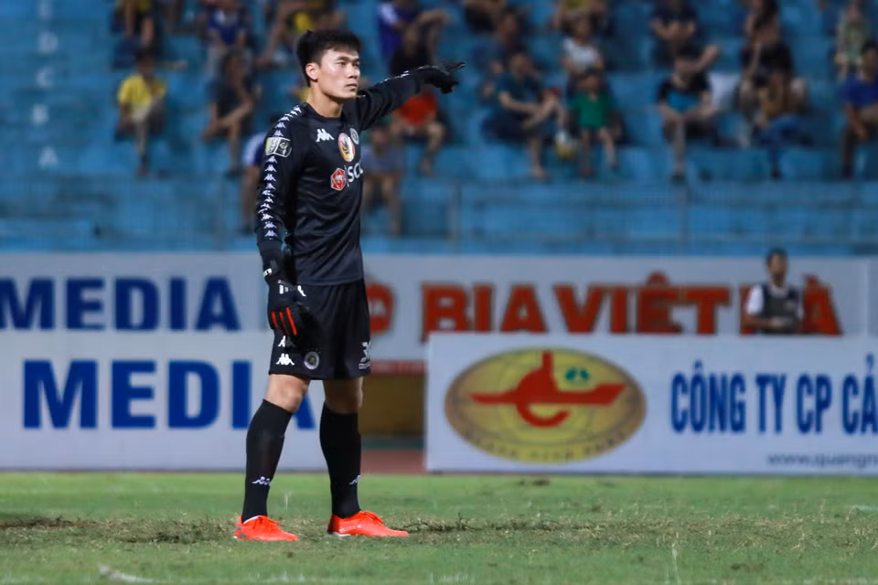 Ở Hà Nội FC, thủ thành Bùi Tiến Dũng phải dự bị cho Văn Công. Trận tới với Hoàng Anh Gia Lai, cầu thủ này nhiều khả năng tiếp tục không bắt chính. 
