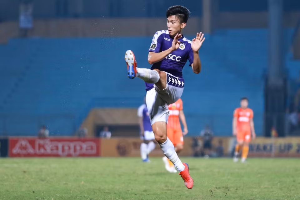 Trong sơ đồ 3-4-3 của tuyển Việt Nam, Đoàn Văn Hậu không ít lần chơi thấp ở vị trí trung vệ và làm tốt. Ở đội hình kết hợp giữa Hà Nội FC và Hoàng Anh Gia Lai, thi đấu nơi hàng phòng ngự 3 người thích hợp cho Văn Hậu khi vị trí sở trường hậu vệ cánh có những cái tên khác đảm nhận. 