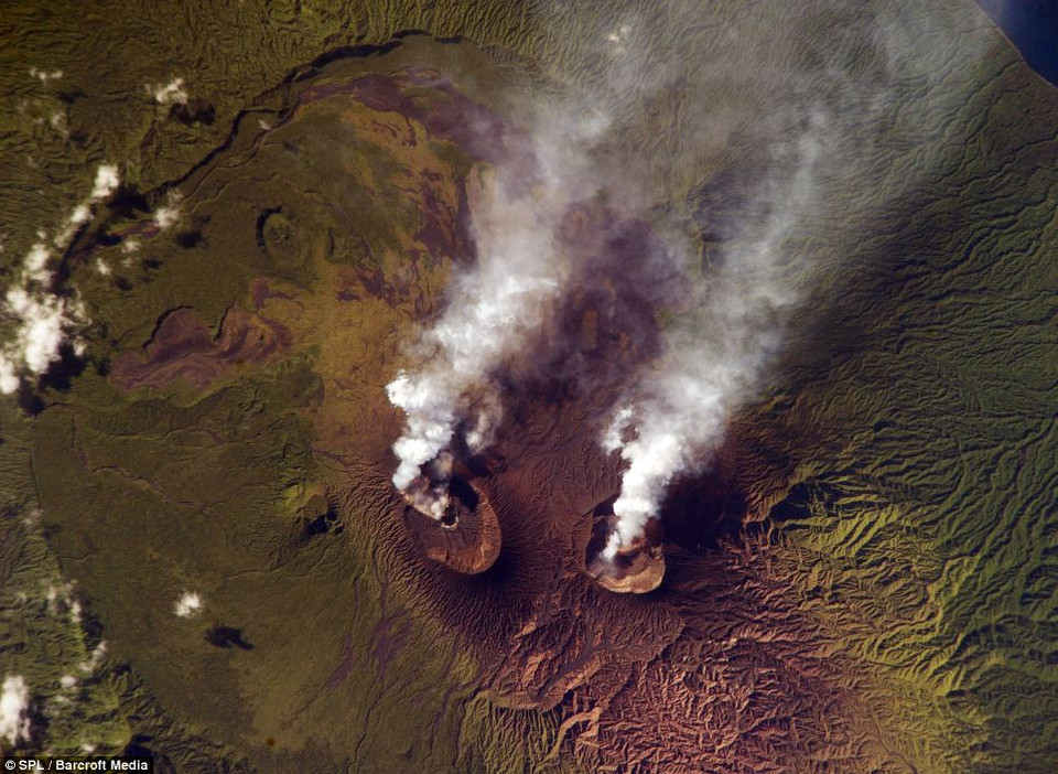 Hình ảnh về ngọn núi lửa đang cháy âm ỉ Ambrym. Ngọn núi lửa này nằm ở quần đảo Vanuatu phía đông Australia