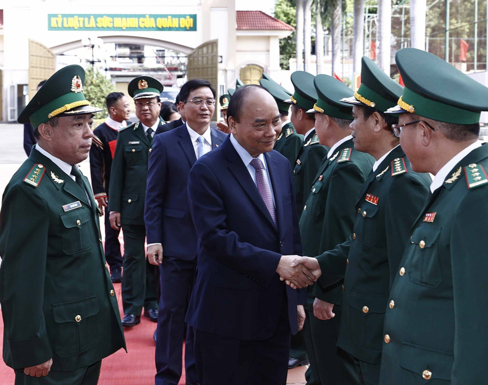 Cán bộ, chiến sỹ Bộ đội Biên phòng tỉnh Đắk Lắk đón Chủ tịch nước Nguyễn Xuân Phúc tới thăm. (Ảnh: Thống Nhất/TTXVN)