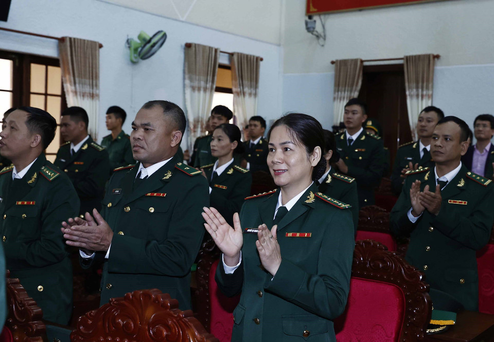 Cán bộ, chiến sỹ Bộ đội Biên phòng tỉnh Đắk Lắk đón Chủ tịch nước Nguyễn Xuân Phúc tới thăm. (Ảnh: Thống Nhất/TTXVN)