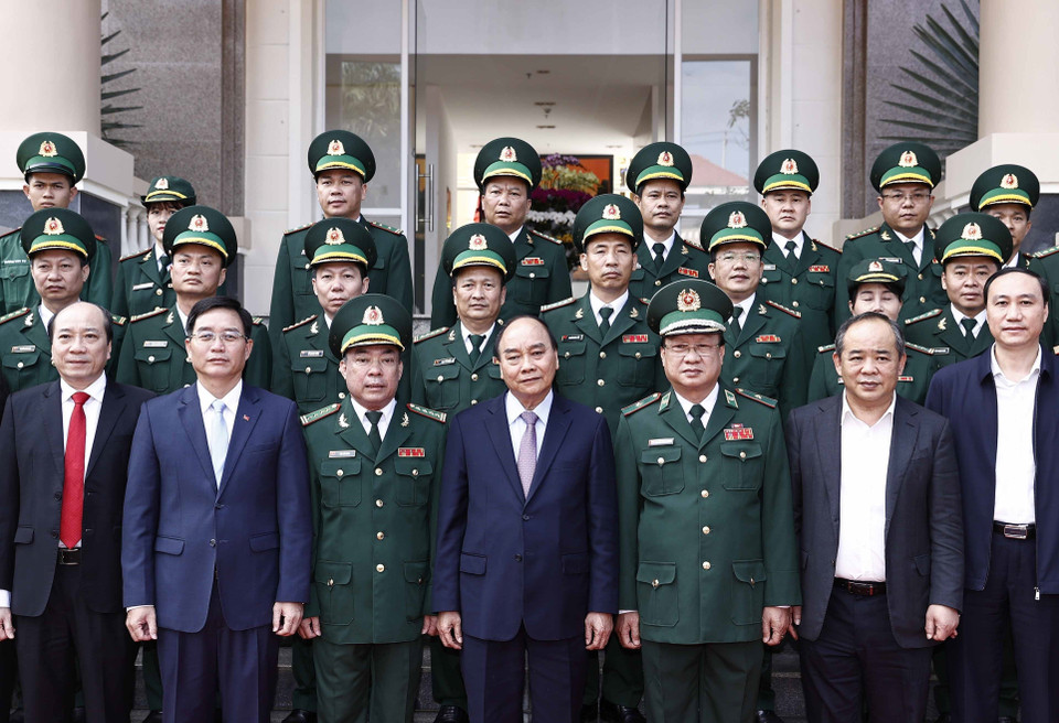Chủ tịch nước Nguyễn Xuân Phúc cùng cán bộ, chiến sỹ Bộ đội Biên phòng tỉnh Đắk Lắk. (Ảnh: Thống Nhất/TTXVN)