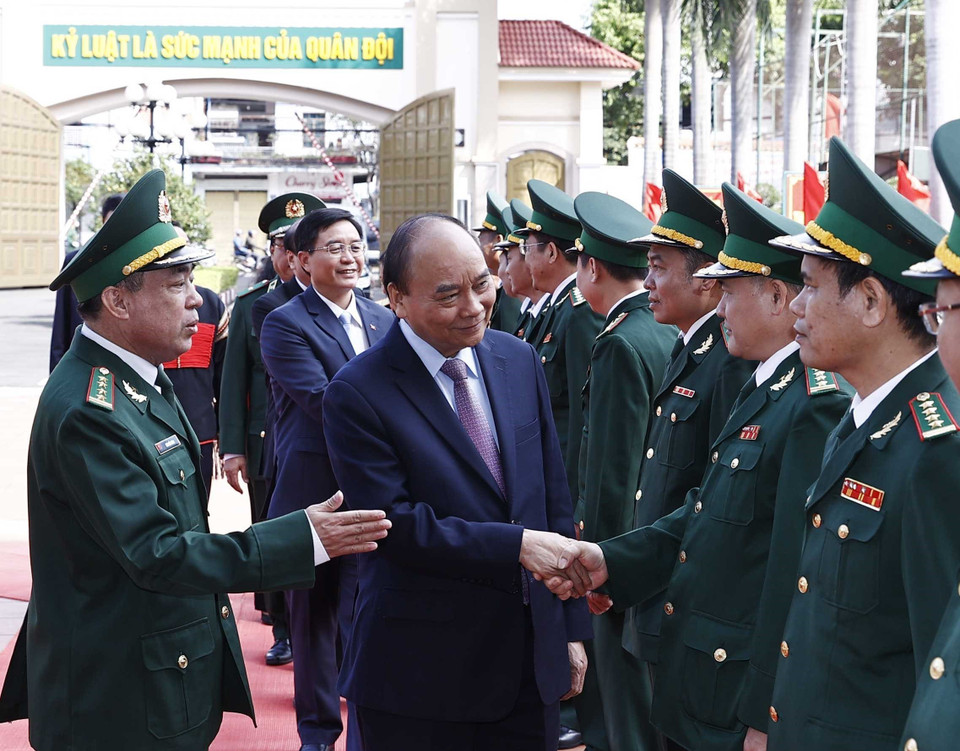 Chủ tịch nước Nguyễn Xuân Phúc thăm, chúc Tết cán bộ, chiến sỹ Bộ đội Biên phòng tỉnh Đắk Lắk. (Ảnh: Thống Nhất/TTXVN)