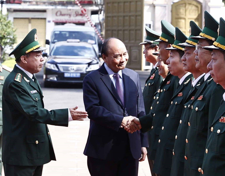 Chủ tịch nước Nguyễn Xuân Phúc thăm, chúc Tết cán bộ, chiến sỹ Bộ đội Biên phòng tỉnh Đắk Lắk. (Ảnh: Thống Nhất/TTXVN)