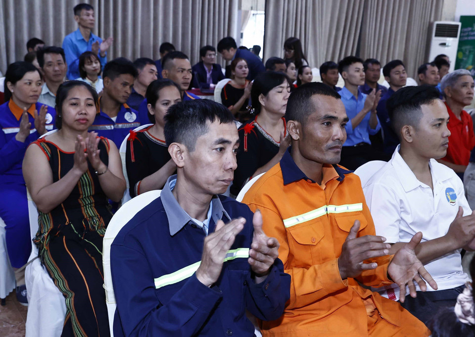 Công nhân lao động có hoàn cảnh khó khăn tại chương trình. (Ảnh: Thống Nhất/TTXVN)