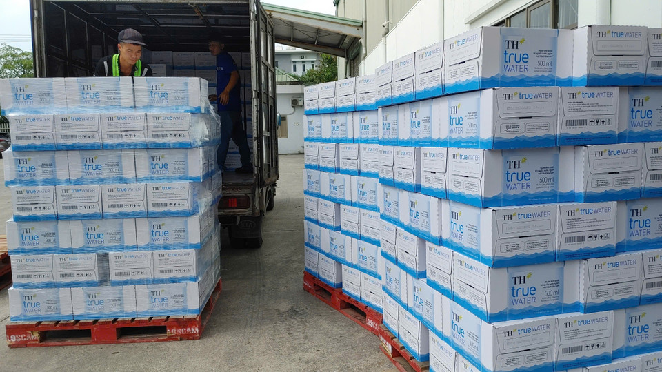 Nước sạch, một trong những nhu cầu cấp thiết của bà con vùng lũ, được khẩn trương đưa tới người dân đang còn thiếu thốn trăm bề. (Ảnh: PV/Vietnam+)