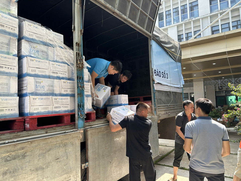 4h sáng ngày 13/9, những chuyến xe đầy ắp những chai nước tinh khiết TH true WATER lên đường đến với đồng bào tại Phú Thọ, Yên Bái, Lào Cai. (Ảnh: PV/Vietnam+)