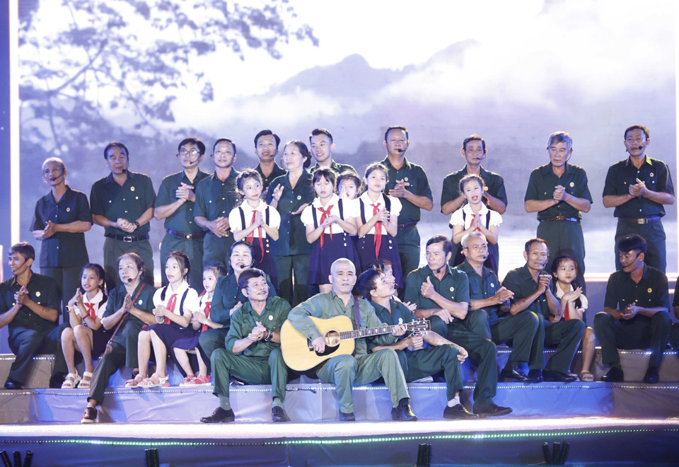 Chương trình Nghệ thuật đặc biệt "Bản hùng ca bất diệt" kỷ niệm 76 năm Ngày Thương binh-Liệt sỹ (27/7/1947-27/7/2023) tại Nghĩa trang Hàng Dương. (Ảnh: Thống Nhất/TTXVN)