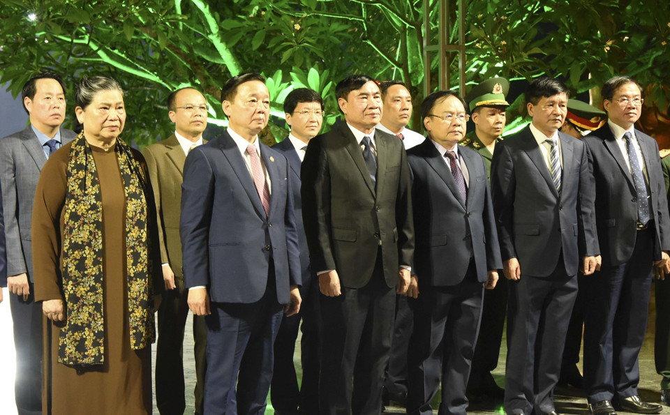 Phó Thủ tướng Chính phủ Trần Hồng Hà cùng lãnh đạo Bộ, ban, ngành và địa phương viếng anh hùng, liệt sỹ tại Nghĩa trang A1-Điện Biên. (Ảnh: Xuân Tư/TTXVN)