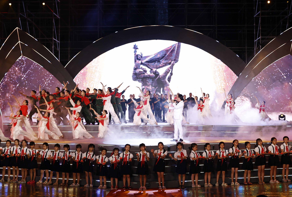 Chương trình Nghệ thuật đặc biệt “Bản hùng ca bất diệt” kỷ niệm 76 năm Ngày Thương binh, Liệt sỹ (27/7/1947 - 27/7/2023) tại Nghĩa trang Hàng Dương. (Ảnh: Thống Nhất/TTXVN)