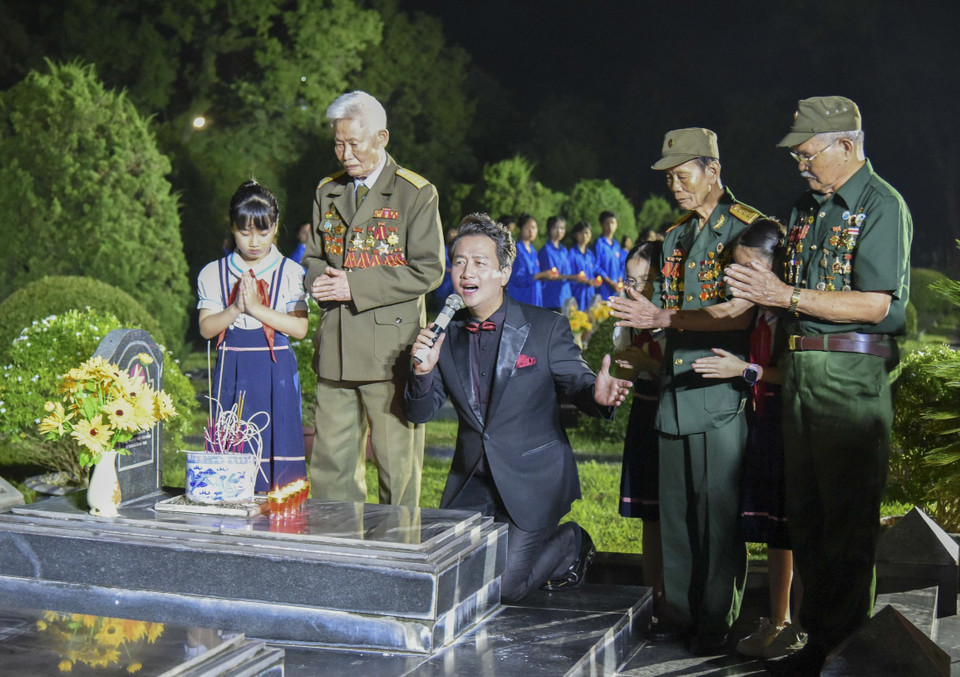  Tiết mục hát “Bế Văn Đàn sống mãi” với phần tham gia của các cựu chiến binh Điện Biên và các cháu thiếu nhi bên phần mộ của Anh hùng Bế Văn Đàn. Tham dự tại điểm cầu Điện Biên có Phó Thủ tướng Chính phủ Trần Hồng Hà và Nguyên Ủy viên Bộ Chính trị, Nguyên Phó Chủ tịch Thường trực Quốc hội Tòng Thị Phóng. (Ảnh: Xuân Tư/TTXVN)