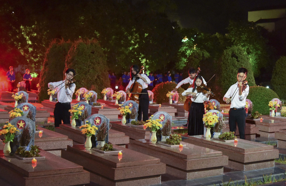 Tiết mục Đàn dây “Trở về đất mẹ” của các sinh viên Học viện Âm nhạc Quốc gia Việt Nam. (Ảnh: Xuân Tư/TTXVN)