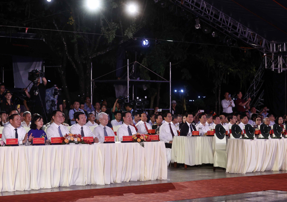 Chủ tịch nước Võ Văn Thưởng cùng các vị lãnh đạo, nguyên lãnh đạo Đảng, Nhà nước và các đại biểu dự chương trình.(Ảnh: Thống Nhất/TTXVN)