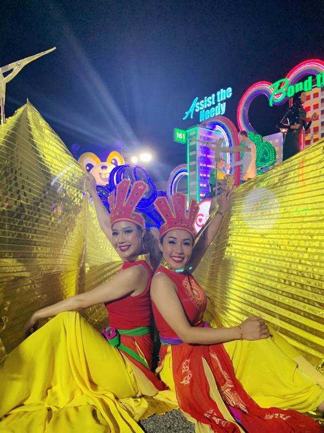 Các nghệ sỹ rạng rỡ khi tham gia Lễ hội Chingay 2019. (Nguồn: CTV)