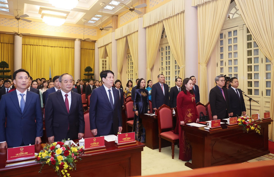 Đồng chí Lương Cường, Ủy viên Bộ Chính trị, Chủ tịch nước, và các đại biểu thực hiện nghi thức chào cờ. (Ảnh: Lâm Khánh/TTXVN)