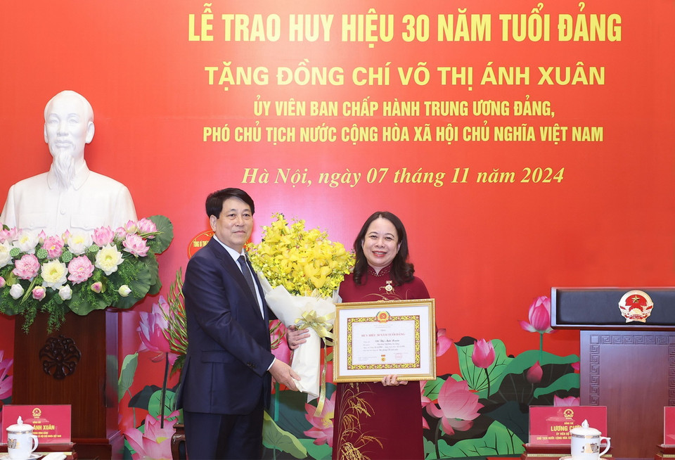 Chủ tịch nước Lương Cường trao Huy hiệu 30 năm tuổi Đảng và chúc mừng Phó Chủ tịch nước Võ Thị Ánh Xuân. (Ảnh: Lâm Khánh/TTXVN)