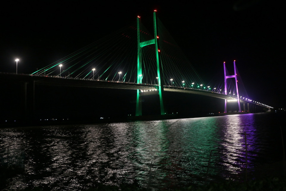 Cây cầu có vốn đầu tư hơn 3.000 tỷ đồng từ nguồn vốn viện trợ không hoàn lại của chính phủ Australia , vốn vay của Ngân hàng Phát triển châu Á (ADB) và vốn đối ứng của Việt Nam. (Ảnh: Nguyễn Văn Trí/TTXVN)