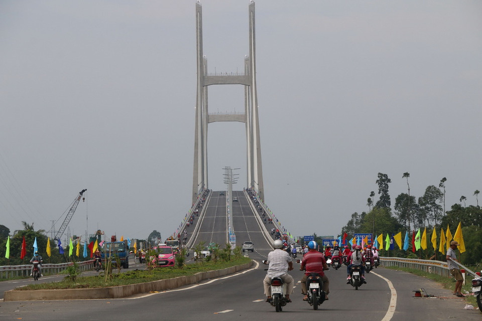 Mỗi ngày có tới 10-20 ngàn lượt xe qua lại cầu. (Ảnh: Nguyễn Văn Trí/TTXVN)