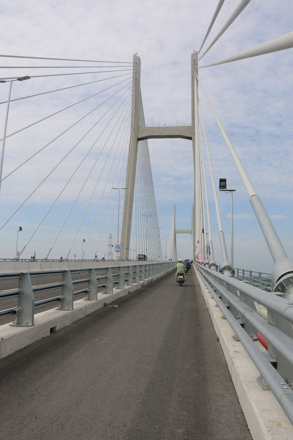 Cầu dài hơn 2,01km, bề rộng mặt cầu 24,5m, có 4 làn xe cơ giới và 2 làn xe thô sơ với vận tốc thiết kế 80 km/giờ. (Ảnh: Nguyễn Văn Trí/TTXVN)