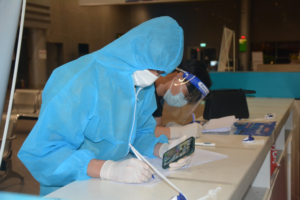 Hành khách làm thủ tục tại Cảng Hàng không quốc tế Đà Nẵng. (Ảnh: Văn Dũng/TTXVN)