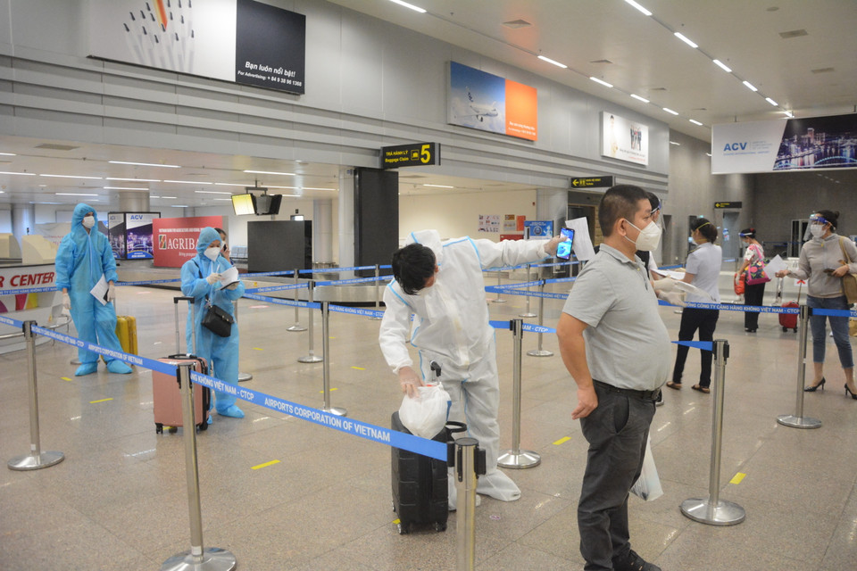 Hành khách đợi làm thủ tục tại Cảng Hàng không quốc tế Đà Nẵng. (Ảnh: Văn Dũng/TTXVN)