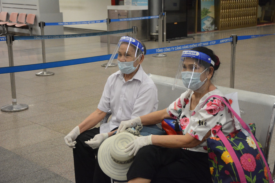 Hành khách đợi làm thủ tục tại Cảng Hàng không quốc tế Đà Nẵng. (Ảnh: Văn Dũng/TTXVN)