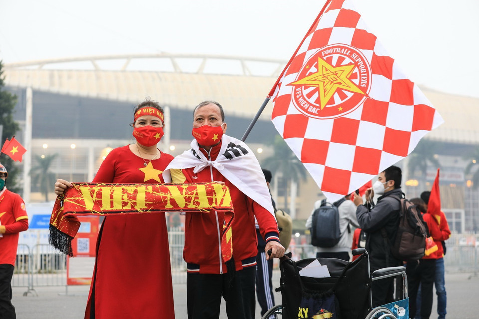 Vợ chồng ông Tuấn đến từ Sóc Sơn đã 9 năm ngồi xe lăn đến sân cổ vũ cho đội tuyển bóng đá Việt Nam. (Ảnh: Thành Đạt/TTXVN)