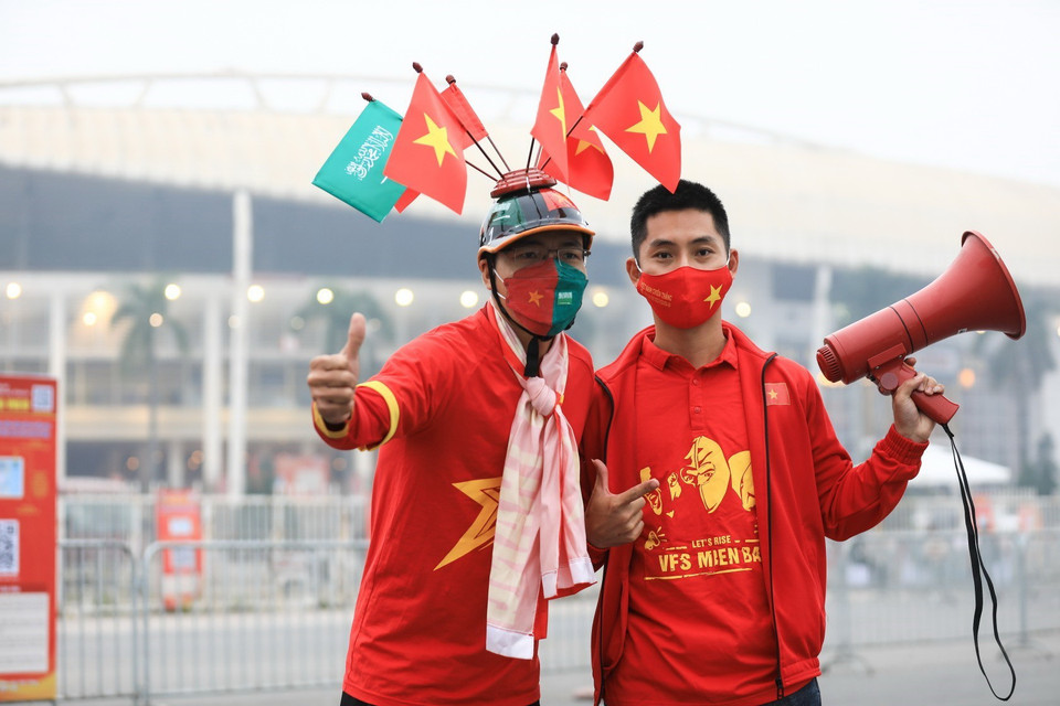 Các cổ động viên của đội tuyển Việt Nam đến sân từ khá sớm. (Ảnh: Thành Đạt/TTXVN)