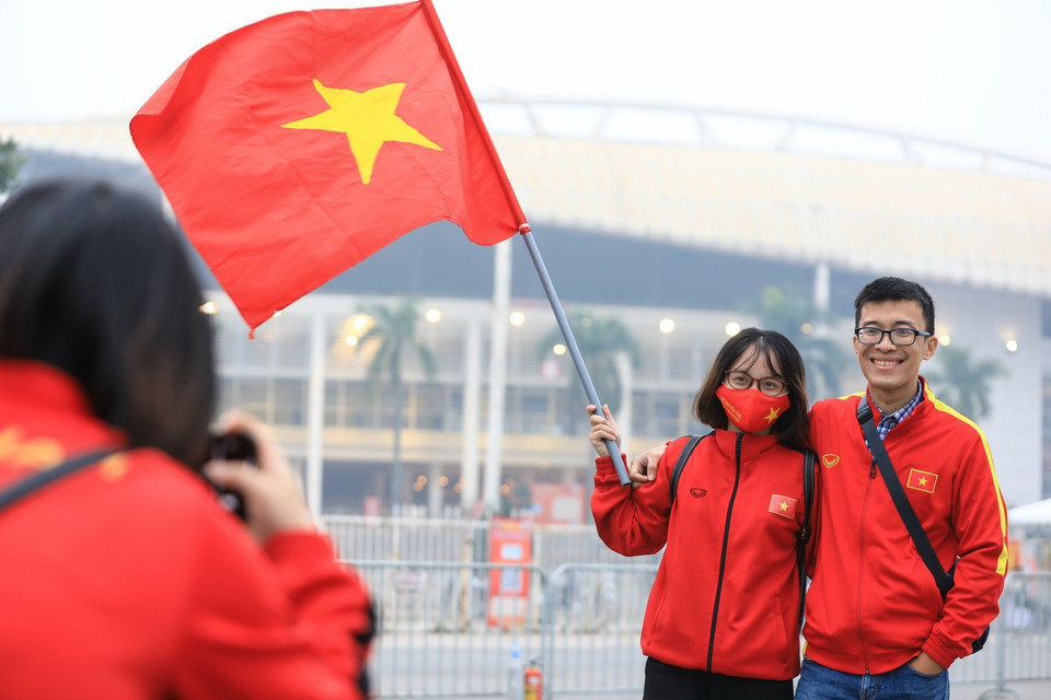 Các cổ động viên nhiệt thành của đội tuyển Việt Nam với lá cờ quốc kỳ trên tay. (Ảnh: Thành Đạt/TTXVN)